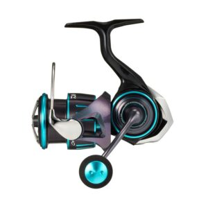 Vista general del carrete Daiwa Emeraldas RX LT2500 para pesca de cefalópodos y eging.