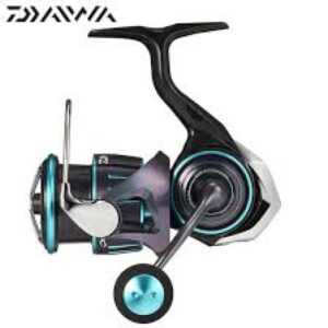 Vista general del carrete Daiwa Emeraldas RX 23LT 2500 para eging y pesca de cefalópodos.