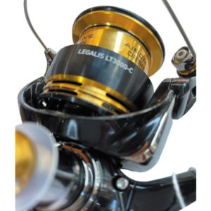 Vista general del carrete Daiwa Legalis LT3000-C para spinning, pesca con señuelos y uso polivalente.